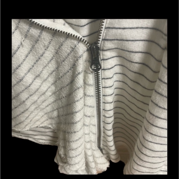 Zipper up ruffle jacket - Picture 5 of 14